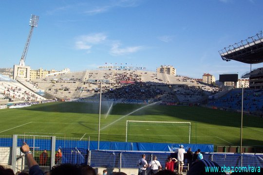 Le virage sud et l'arrosage automatique - 2h00 avant le match
