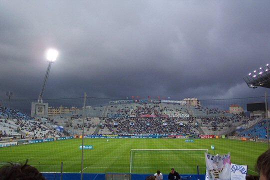 Le virage sud sous un ciel mena&ccedil;ant